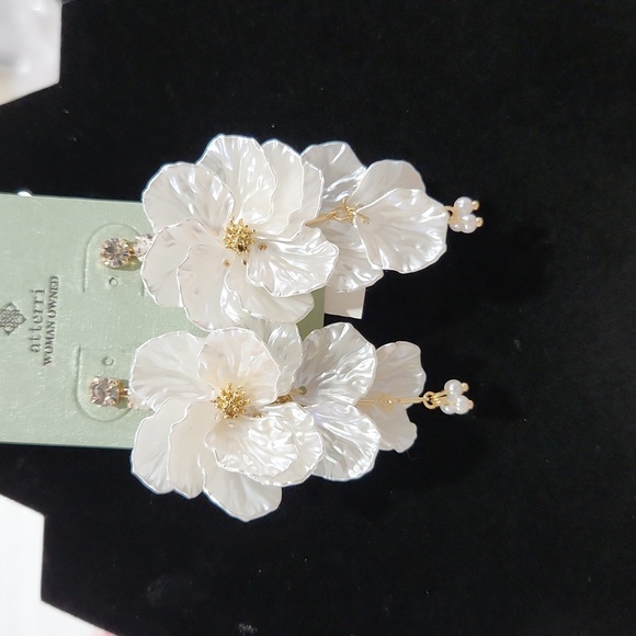 🔹️ ATTERRI 🔹️ Elegant White Floral dangle  Earrings ✨️🤍 - Picture 6 of 6